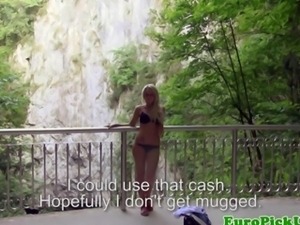 Amateur picked up gets naked for cash