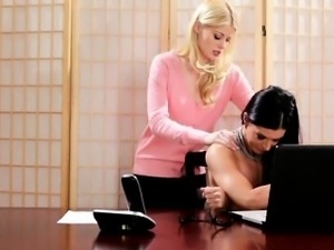 Blonde intern make out with her boss after giving a massage