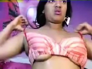 Webcam Ebony Babe Showing Her Goods