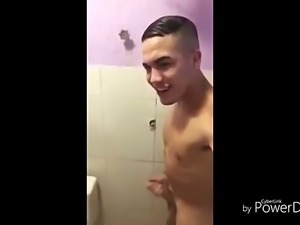 Mc Brisola se masturbando no banheiro