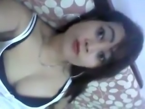 Desirable Indonesian chick showing deep cleavage in amateur clip