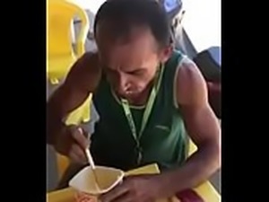 Homem comendo manteiga