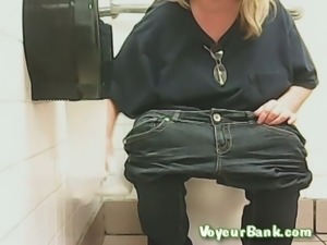 Chunky mature white lady in black jeans pisses in the toilet