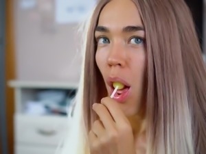 Teen babe can't decide what she likes more - a cumshot or a lollipop