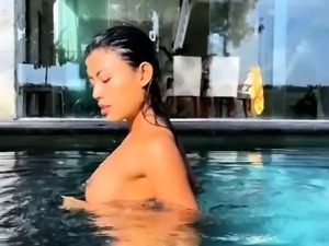 Mesmerizing exotic girl posing fully naked in the pool